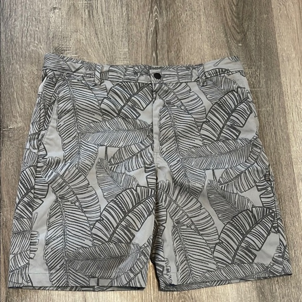 Van Heusen Gray Leaf Print Men’s Shorts - Size 36 #11